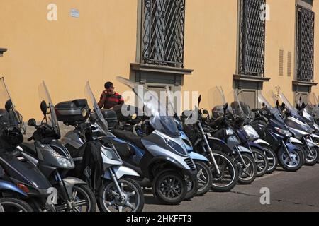 Motos, scooters, parking dans la vieille ville de Florence, Florence, Toscane, Italie Banque D'Images