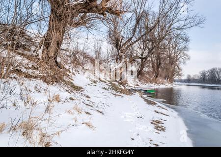 Panorama du affluent gelé du Danube près de la ville de Novi Sad. Banque D'Images