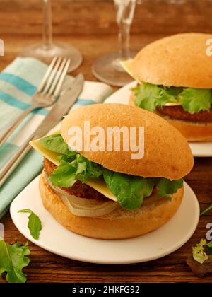 Hamburger végétalien.Viande à base de protéines de soja et de blé.Fromage à base d'huile de coco. Banque D'Images