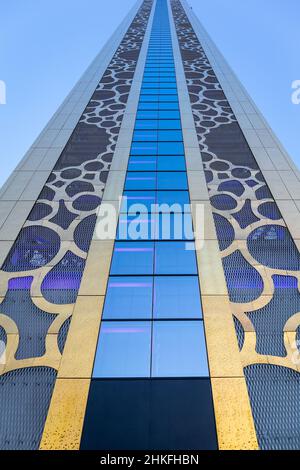 Dubaï, Émirats arabes Unis, 27.09.21.Façade ornementale dorée de Dubai Frame avec dessins du logo de l'Expo 2020 intégré, vue symétrique ascendante. Banque D'Images