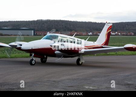 Piper PA-39-160 Twin Comanche at Wellesbourne Airfield, Warwickshire, Royaume-Uni (N39CR) Banque D'Images