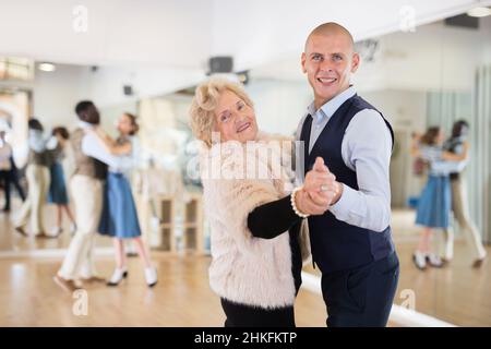 Femme âgée apprenant des mouvements de danse de salle de bal en couple Banque D'Images