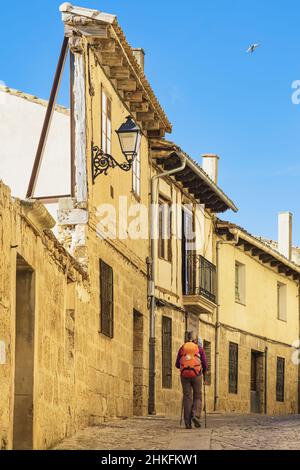 Espagne, Castille et León, Castrojeriz, randonnée sur la Camino Francés, route espagnole du pèlerinage à Saint-Jacques-de-Compostelle, classée au patrimoine mondial de l'UNESCO Banque D'Images