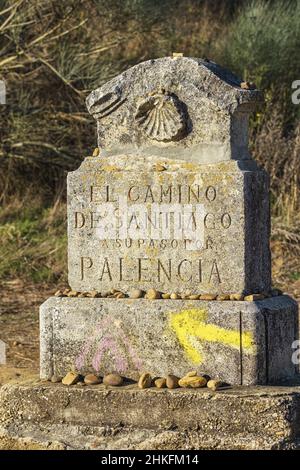 Espagne, Castille et León, la Meseta, Moratinos, signe de la pierre de la province de Palencia sur le Camino Francés, route espagnole du pèlerinage à Saint-Jacques-de-Compostelle, classé au patrimoine mondial de l'UNESCO Banque D'Images