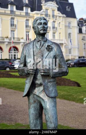 France, Calvados, pays d'Auge, Côte fleurie, Cabourg, statue de Marcel Proust par Edgar Duvivier dans les jardins du Casino et du Grand Hôtel (en arrière-plan) Banque D'Images