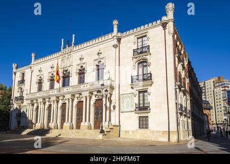 Espagne, Castille et León, Burgos, scène sur le Camino Francés, route espagnole du pèlerinage à Saint-Jacques-de-Compostelle, classé au patrimoine mondial de l'UNESCO, le Palais de la Captaincy générale abrite le Musée militaire Banque D'Images