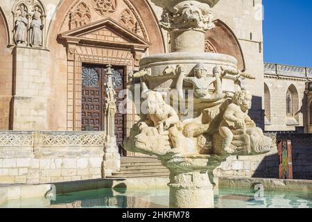 Espagne, Castille et León, Burgos, scène sur la Camino Francés, route espagnole du pèlerinage à Saint-Jacques-de-Compostelle, classée au patrimoine mondial de l'UNESCO, fontaine de la Plaza Santa Maria Banque D'Images