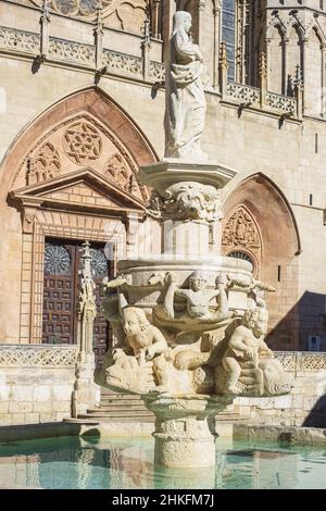 Espagne, Castille et León, Burgos, scène sur la Camino Francés, route espagnole du pèlerinage à Saint-Jacques-de-Compostelle, classée au patrimoine mondial de l'UNESCO, fontaine de la Plaza Santa Maria Banque D'Images