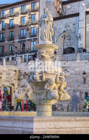 Espagne, Castille et León, Burgos, scène sur la Camino Francés, route espagnole du pèlerinage à Saint-Jacques-de-Compostelle, classée au patrimoine mondial de l'UNESCO, fontaine de la Plaza Santa Maria Banque D'Images