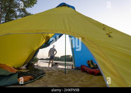 France, Indre-et-Loire, Candien canoë et itinérant sur la Loire, site classé au patrimoine mondial de l'UNESCO, bivouac situé sur une plage ou sur une île, vue de l'intérieur du bivouac, sans personne Banque D'Images