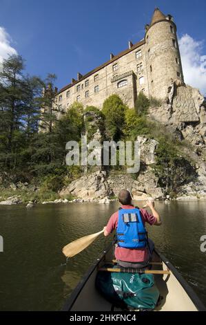 France, haute-Loire (43), randonnée, canoë-kayak canadien dans la vallée de la Loire, en haute Loire au pied du château de Lavoûte Banque D'Images