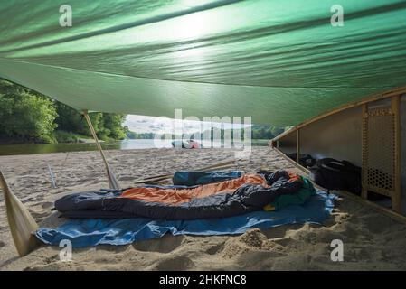 France, Indre-et-Loire, Candien canoë et itinérant sur la Loire, site classé au patrimoine mondial de l'UNESCO, bivouac situé sur une plage ou sur une île, vue de l'intérieur du bivouac, sans personne Banque D'Images