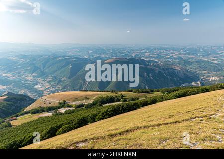 Vue panoramique vers le nord depuis le sommet de Monte Nerone dans la province de Pesaro Urbino (Marche, Italie).Monte Montiego au premier plan. Banque D'Images