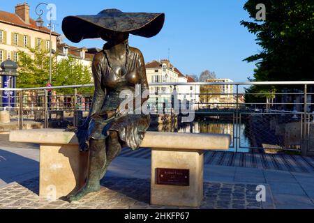 France, Aube, Troyes, Lili la dame dans le chapeau , sculpture d'Andras Lapis Banque D'Images