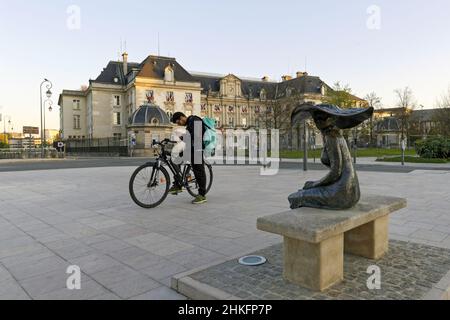 France, Aube, Troyes, Lili la dame dans le chapeau , sculpture d'Andras Lapis Banque D'Images