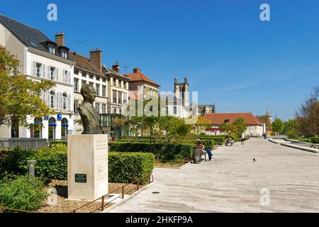 France, Aube, Troyes, place de la libération, statue de Robert Galley, ministre et maire de Troyes, et cathédrale Saint Pierre et Saint Paul en arrière-plan Banque D'Images