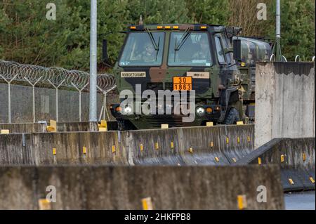 Vilseck, Allemagne.04th févr. 2022.Un véhicule militaire sort de la zone d'entraînement militaire près de Vilseck.Selon le département américain de la Défense, un millier de soldats américains seront transférés du site de Vilseck à la Roumanie.Credit: Armin Weigel/dpa/Alay Live News Banque D'Images