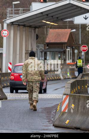 Vilseck, Allemagne.04th févr. 2022.Un soldat américain se rend à pied à l'entrée de la caserne Rose Vilseck dans la zone d'entraînement militaire de Grafenwoehr.Selon le département américain de la Défense, un millier de soldats américains seront transférés du site de Vilseck à la Roumanie.Credit: Armin Weigel/dpa/Alay Live News Banque D'Images