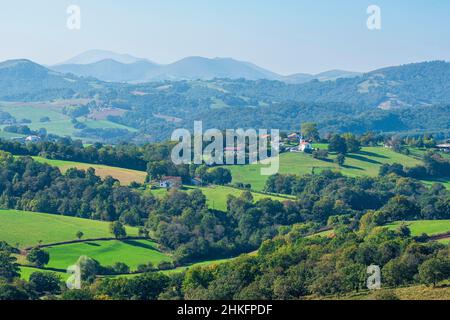 France, Pyrénées-Atlantiques, Uhart-Mixe, village sur la via Lemovicensis ou Vezelay, l'une des voies principales vers Saint-Jacques-de-Compostelle, vue panoramique depuis la chapelle de Soyarza Banque D'Images