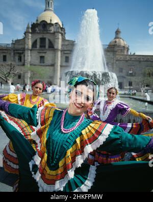 Carnaval. Jeunes femmes danseuses traditionnelles. Banque D'Images