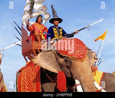 Thaïlande.Nakhon Pathom.Samphran Elephant Ground.Joueurs thaïlandais sur éléphant dans le spectacle à thème. Banque D'Images