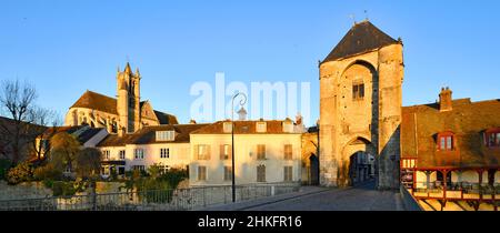 France, Seine et Marne, Moret sur Loing, vieux pont en pierre au-dessus du fleuve Loing, porte de Bourgogne et église de la Nativité Banque D'Images