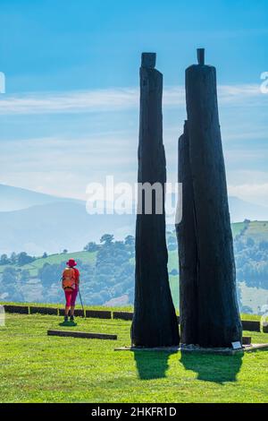 France, Pyrénées-Atlantiques, Saint-Palais, scène sur la via Lemovicensis ou Vezelay Way, une des voies principales vers Saint-Jacques-de-Compostelle, sculptures de Christian Lapie au sommet du mont Saint-Sauveur sur le chemin de Gibraltar Banque D'Images