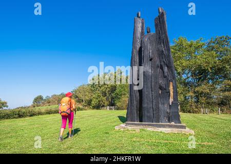 France, Pyrénées-Atlantiques, Saint-Palais, scène sur la via Lemovicensis ou Vezelay Way, une des voies principales vers Saint-Jacques-de-Compostelle, sculptures de Christian Lapie au sommet du mont Saint-Sauveur sur le chemin de Gibraltar Banque D'Images