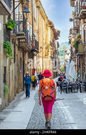 Espagne, Navarre, Puente la Reina-gares, randonnée sur la Camino Francés, route espagnole du pèlerinage à Saint-Jacques-de-Compostelle, classée au patrimoine mondial de l'UNESCO, rua Mayor Banque D'Images