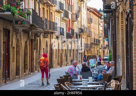 Espagne, Navarre, Puente la Reina-gares, randonnée sur la Camino Francés, route espagnole du pèlerinage à Saint-Jacques-de-Compostelle, classée au patrimoine mondial de l'UNESCO, rua Mayor Banque D'Images