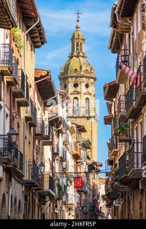 Espagne, Navarre, Puente la Reina-Gares, village sur le Camino Francés, route espagnole du pèlerinage à Saint-Jacques-de-Compostelle, classée au patrimoine mondial de l'UNESCO, rua Mayor et église Saint-Jacques Banque D'Images