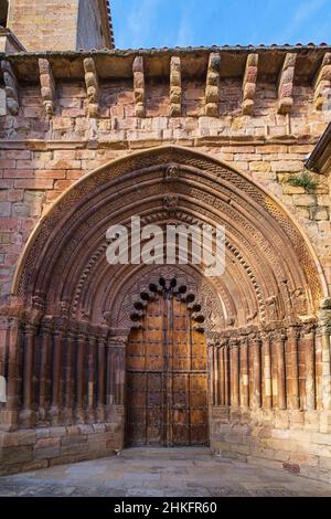 Espagne, Navarre, Ciruqui (Zirauki), village sur le Camino Francés, route espagnole du pèlerinage à Saint-Jacques-de-Compostelle, classé au patrimoine mondial de l'UNESCO, porte romane de l'église Saint-Romain Banque D'Images