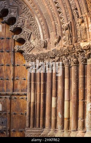 Espagne, Navarre, Ciruqui (Zirauki), village sur le Camino Francés, route espagnole du pèlerinage à Saint-Jacques-de-Compostelle, classé au patrimoine mondial de l'UNESCO, porte romane de l'église Saint-Romain Banque D'Images