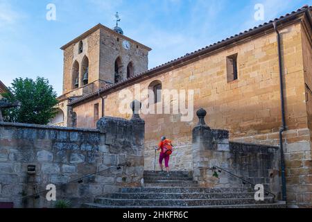 Espagne, Navarre, Ciruqui (Zirauki), randonnée sur le Camino Francés, route espagnole du pèlerinage à Saint-Jacques-de-Compostelle, classé au patrimoine mondial de l'UNESCO, église San Roman Banque D'Images