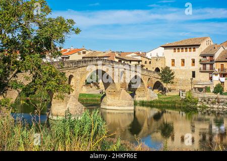 Espagne, Navarre, Puente la Reina-Gares, village sur le Camino Francés, route espagnole du pèlerinage à Saint-Jacques-de-Compostelle, classé au patrimoine mondial de l'UNESCO, pont de pèlerins de six arcades datant de 11th siècles sur l'Arga Banque D'Images