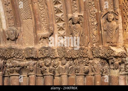 Espagne, Navarre, Ciruqui (Zirauki), village sur le Camino Francés, route espagnole du pèlerinage à Saint-Jacques-de-Compostelle, classé au patrimoine mondial de l'UNESCO, porte romane de l'église Saint-Romain Banque D'Images