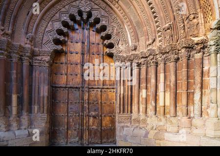 Espagne, Navarre, Ciruqui (Zirauki), village sur le Camino Francés, route espagnole du pèlerinage à Saint-Jacques-de-Compostelle, classé au patrimoine mondial de l'UNESCO, porte romane de l'église Saint-Romain Banque D'Images