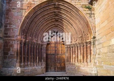 Espagne, Navarre, Ciruqui (Zirauki), village sur le Camino Francés, route espagnole du pèlerinage à Saint-Jacques-de-Compostelle, classé au patrimoine mondial de l'UNESCO, porte romane de l'église Saint-Romain Banque D'Images