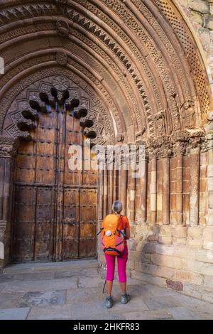 Espagne, Navarre, Ciruqui (Zirauki), randonnée sur le Camino Francés, route espagnole du pèlerinage à Saint-Jacques-de-Compostelle, classé au patrimoine mondial de l'UNESCO, porte romane de l'église Saint-Romain Banque D'Images