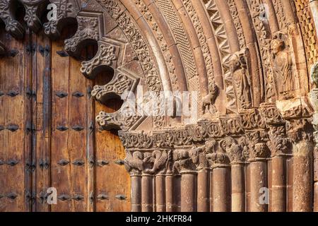 Espagne, Navarre, Ciruqui (Zirauki), village sur le Camino Francés, route espagnole du pèlerinage à Saint-Jacques-de-Compostelle, classé au patrimoine mondial de l'UNESCO, porte romane de l'église Saint-Romain Banque D'Images