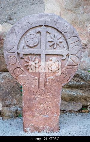 Espagne, Navarre, Ciruqui (Zirauki), village sur le Camino Francés, route espagnole du pèlerinage à Saint-Jacques-de-Compostelle, classé au patrimoine mondial de l'UNESCO, pierre funéraire discoïde Banque D'Images