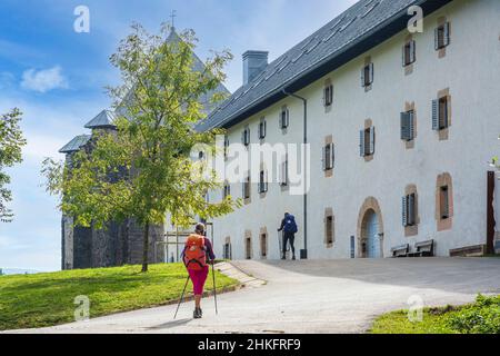 Espagne, Navarre, Roncesvalles, scène sur la Camino Francés, route espagnole du pèlerinage à Saint-Jacques-de-Compostelle, classée au patrimoine mondial de l'UNESCO, Collégiale royale de Roncesvalles fondée au 12th siècle Banque D'Images