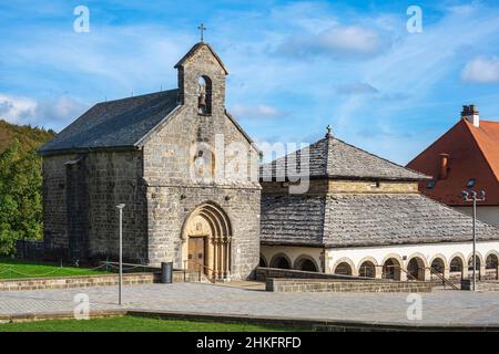 Espagne, Navarre, Roncesvalles, scène sur le Camino Francés, route espagnole du pèlerinage à Saint-Jacques-de-Compostelle, classée au patrimoine mondial de l'UNESCO, Collégiale royale de Roncesvalles fondée au 12th siècle, chapelle Saint-Jacques à gauche et chapelle Sancti Spiritus ou Silo de Charlemagne à droite Banque D'Images