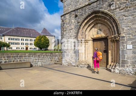 Espagne, Navarre, Roncesvalles, scène sur la Camino Francés, route espagnole du pèlerinage à Saint-Jacques-de-Compostelle, classée au patrimoine mondial de l'UNESCO, Collégiale royale de Roncesvalles fondée au 12th siècle, chapelle Saint-Jacques Banque D'Images