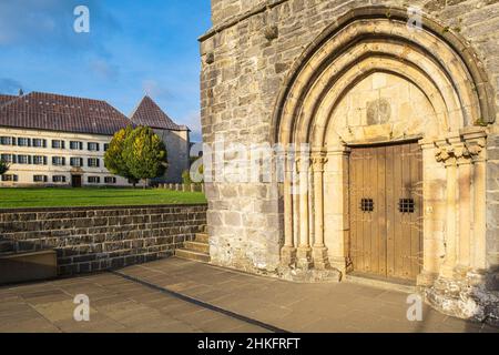 Espagne, Navarre, Roncesvalles, scène sur la Camino Francés, route espagnole du pèlerinage à Saint-Jacques-de-Compostelle, classée au patrimoine mondial de l'UNESCO, Collégiale royale de Roncesvalles fondée au 12th siècle, chapelle Saint-Jacques Banque D'Images