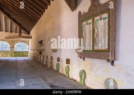 Espagne, Navarre, Roncesvalles, scène sur la Camino Francés, route espagnole du pèlerinage à Saint-Jacques-de-Compostelle, classée au patrimoine mondial de l'UNESCO, Collégiale royale de Roncesvalles fondée au 12th siècle, Chapelle Sancti Spiritus ou Silo de Charlemagne Banque D'Images