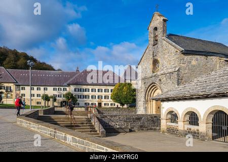 Espagne, Navarre, Roncesvalles, scène sur la Camino Francés, route espagnole du pèlerinage à Saint-Jacques-de-Compostelle, classée au patrimoine mondial de l'UNESCO, Collégiale royale de Roncesvalles fondée au 12th siècle, chapelle Saint-Jacques Banque D'Images