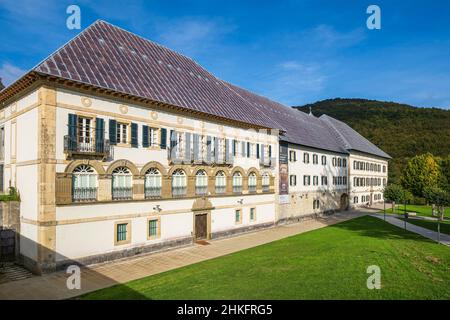 Espagne, Navarre, Roncesvalles, scène sur le Camino Francés, route espagnole du pèlerinage à Saint-Jacques-de-Compostelle, classé au patrimoine mondial de l'UNESCO, Collégiale royale de Roncesvalles fondée au 12th siècle, le musée Banque D'Images