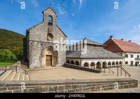 Espagne, Navarre, Roncesvalles, scène sur le Camino Francés, route espagnole du pèlerinage à Saint-Jacques-de-Compostelle, classée au patrimoine mondial de l'UNESCO, Collégiale royale de Roncesvalles fondée au 12th siècle, chapelle Saint-Jacques à gauche et chapelle Sancti Spiritus ou Silo de Charlemagne à droite Banque D'Images