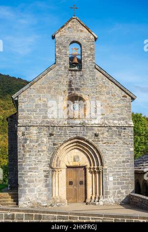 Espagne, Navarre, Roncesvalles, scène sur la Camino Francés, route espagnole du pèlerinage à Saint-Jacques-de-Compostelle, classée au patrimoine mondial de l'UNESCO, Collégiale royale de Roncesvalles fondée au 12th siècle, chapelle Saint-Jacques Banque D'Images